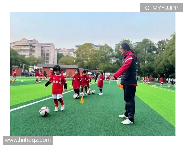 湖口足球群热情洋溢团结奋进共同追逐梦想的绿茵之路