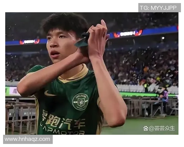 足球球星在比赛中意外受伤流血引发球迷热议与媒体关注